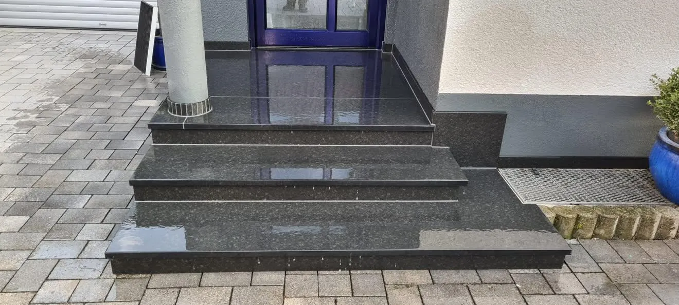 Hauseingang mit polierten Granitstufen