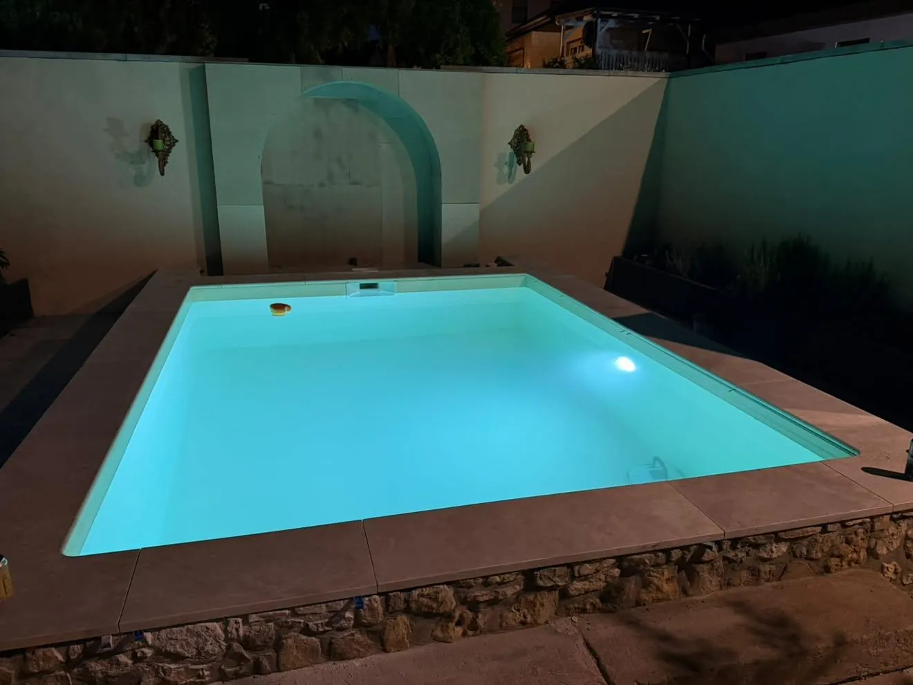 Poolumrandung mit großen Terrassenplatten